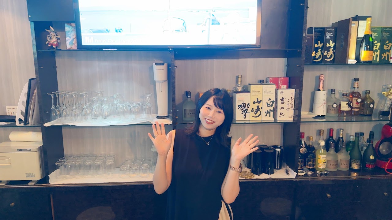 カウンターに立つママ