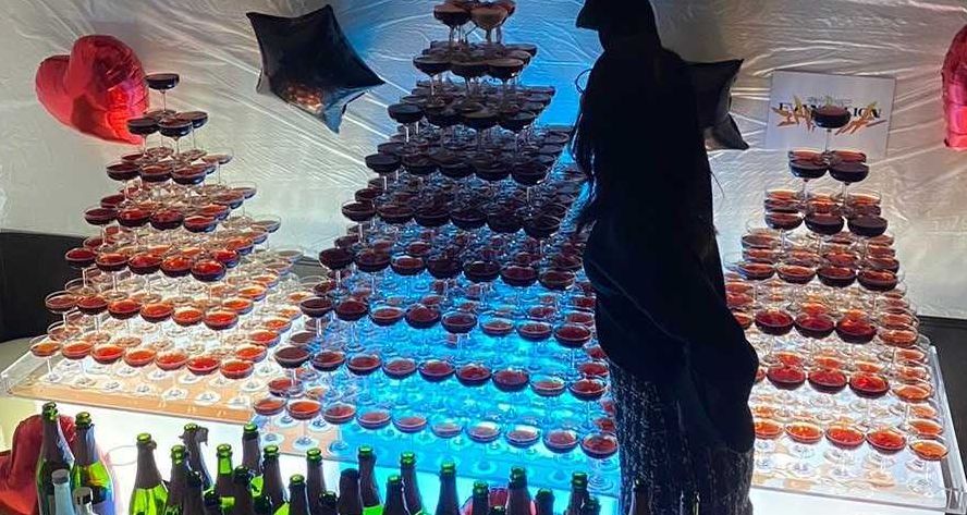 ハートのバルーンに囲まれたシャンパンタワー